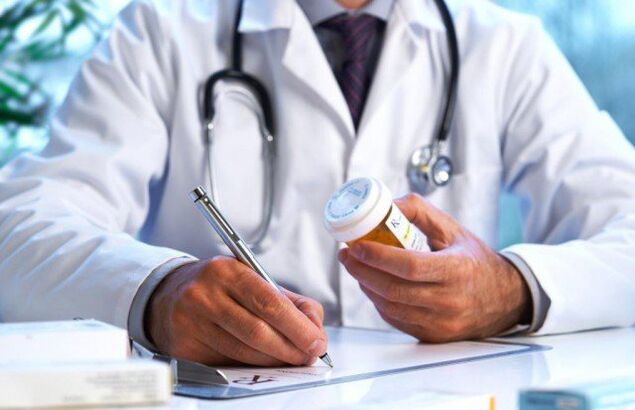 L'urologo prescrive il trattamento della prostatite con farmaci